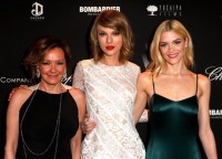 Тейлор Свифт.  Тейлор, Мэрил Стрип и Джейми Кинг на "The Weinstein Company Pre-Oscar Party".