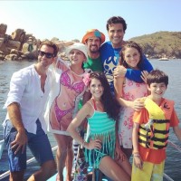 Фото Сурии с ее коллегами по сериалу «Какие же они богатые, эти бедные».