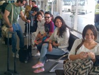 Команда теленовеллы «Какие же они богатые, эти бедные» по дороге не съемки в Акапулько.