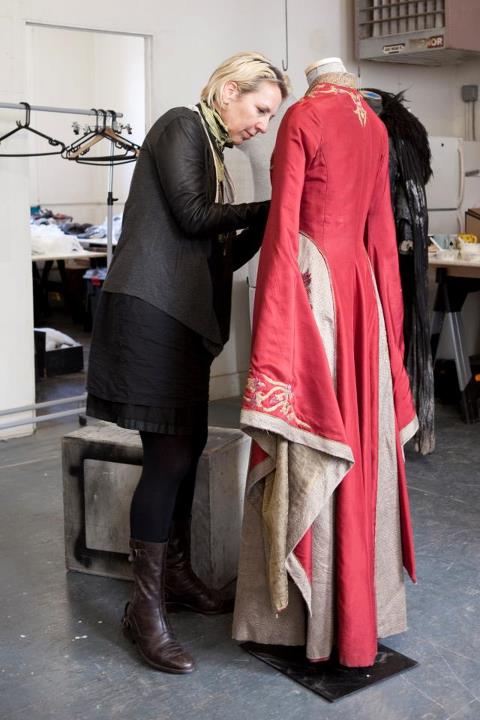 Софи Тернер. Софи на выставке в Нью-Йорке (фото с выставки - экспонаты)