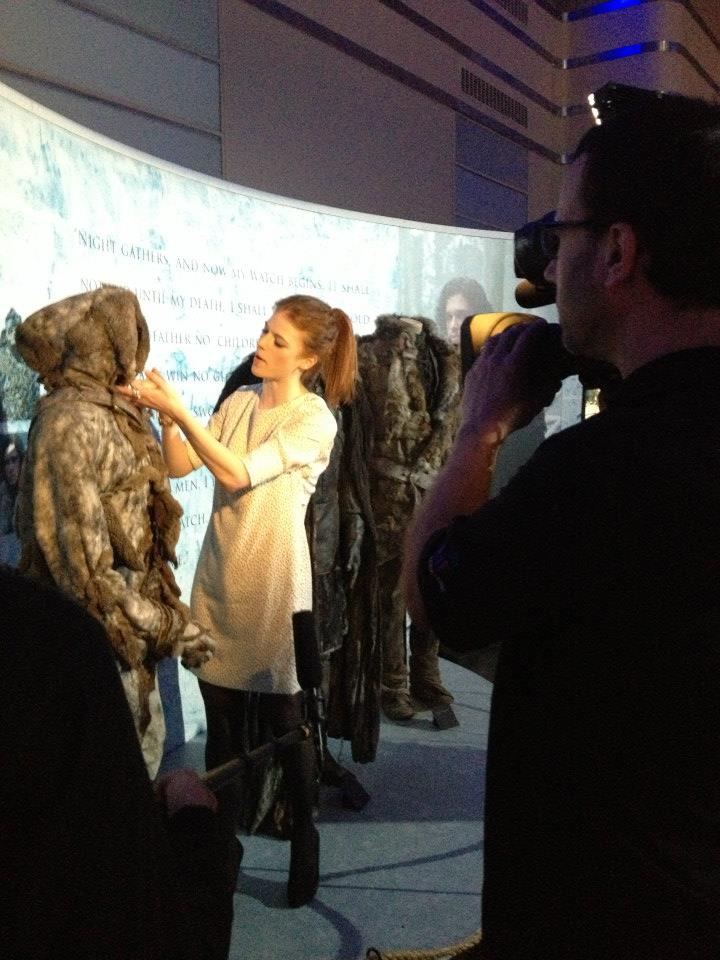 Софи Тернер. Софи на выставке в Нью-Йорке (фото с выставки - экспонаты)