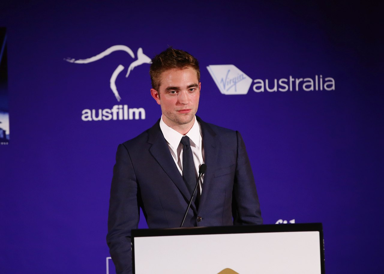 Роберт Паттинсон. Роб вручает награду на  Australians in Film Awards & Benefit Dinner