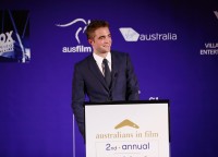 Роберт Паттинсон. Роб вручает награду на  Australians in Film Awards & Benefit Dinner
