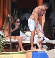 Джессика Альба. Джессика Альба с семьей на отдыхе в Кабо-Сан-Лукас