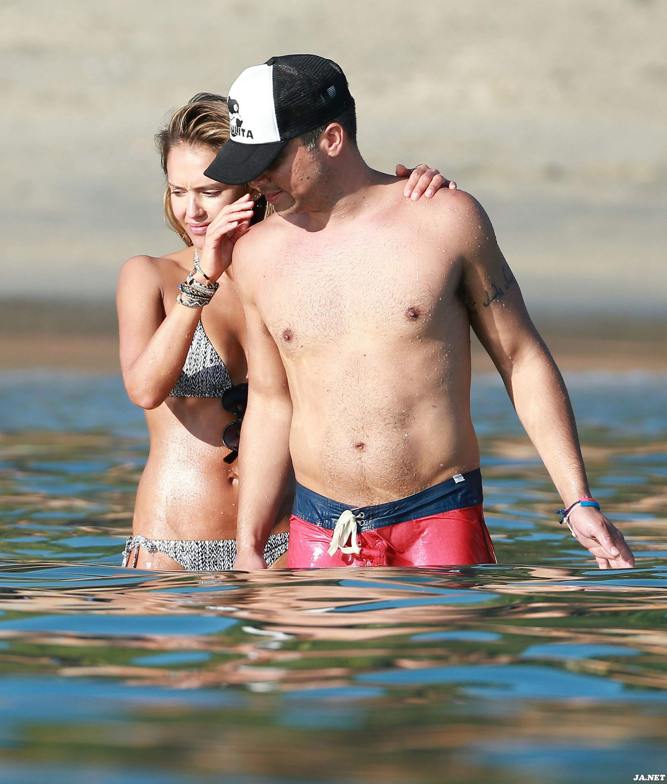 Джессика Альба. Джессика Альба с семьей на отдыхе в Кабо-Сан-Лукас