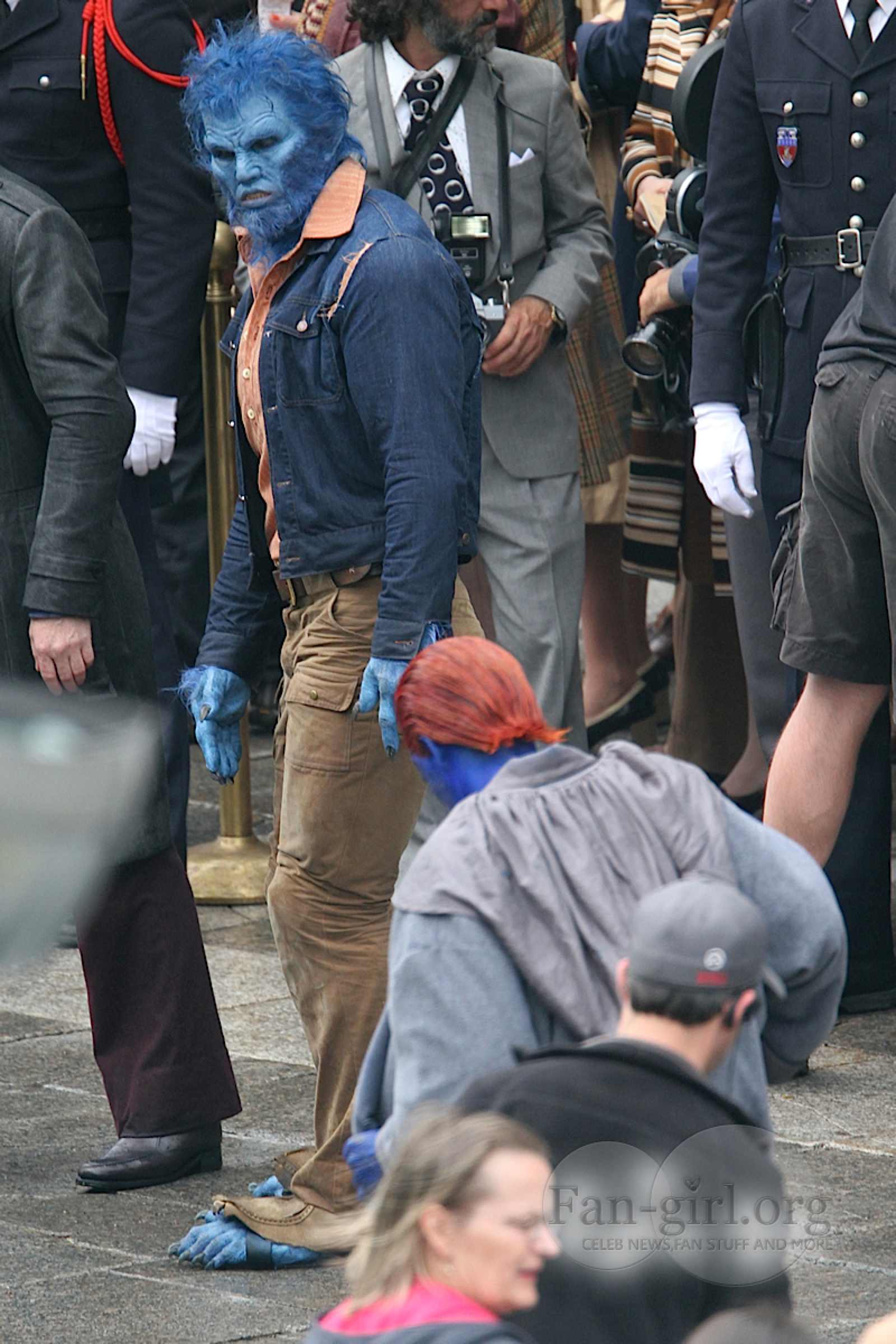 Дженнифер Лоуренс.  Новое фото Дженнифер Лоуренс и Николаса Холта на съемках "Люди Х: Дни минувшего будущего"