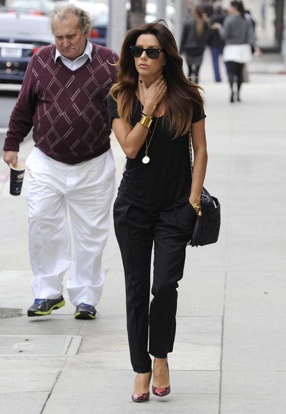 Ева Лонгория. 12 ноября 2013 - Ева Лонгория покидает салон красоты в Беверли Хиллз, штат Калифорния