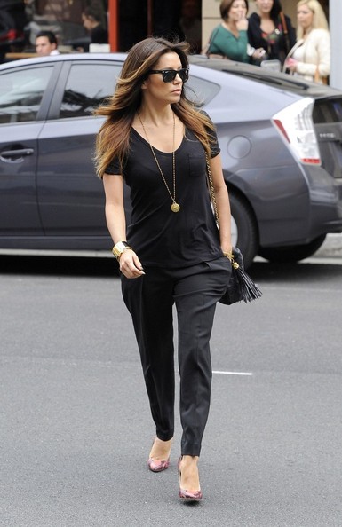 Ева Лонгория. 12 ноября 2013 - Ева Лонгория покидает салон красоты в Беверли Хиллз, штат Калифорния