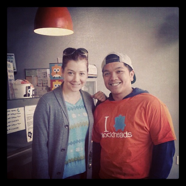 Элисон Хэннигэн. Фото Элисон с фанатом с инстаграма