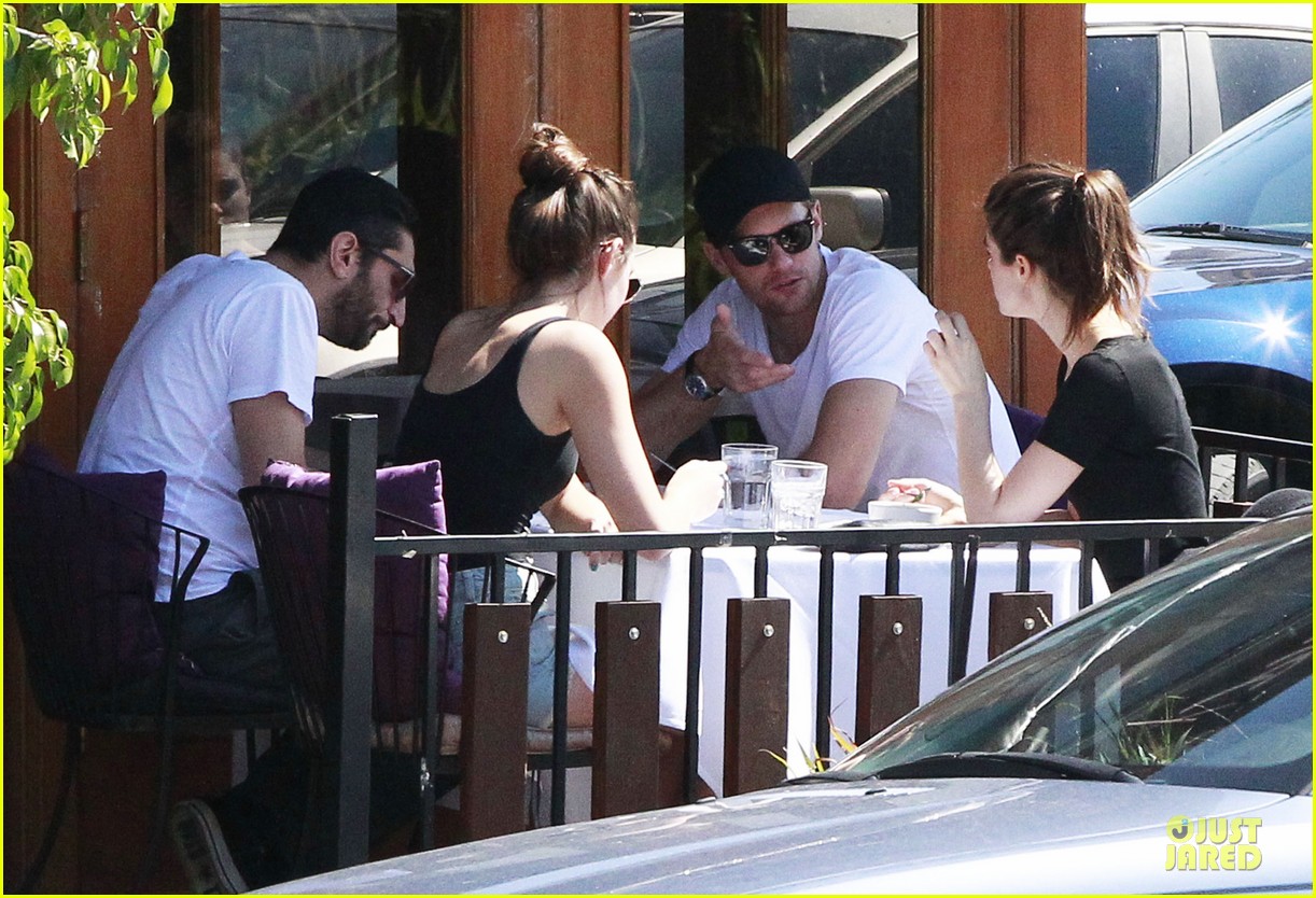 Люси Гриффитс. Люси в компании Александра Скарсгарда и друзей около закусочной Los Feliz