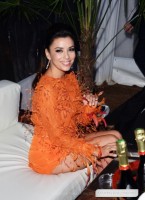 Ева Лонгория. Ева Лонгория после Global Gift Gala посетила вечеринку организованной Nikki Beach в Каннах, Франция.