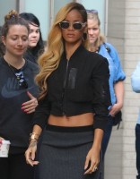 Рианна. 15 МАЯ - RIHANNA НА СЪЁМКАХ РЕКЛАМЫ ПИВА BUDWEISER В НЬЮ-ЙОРКЕ 