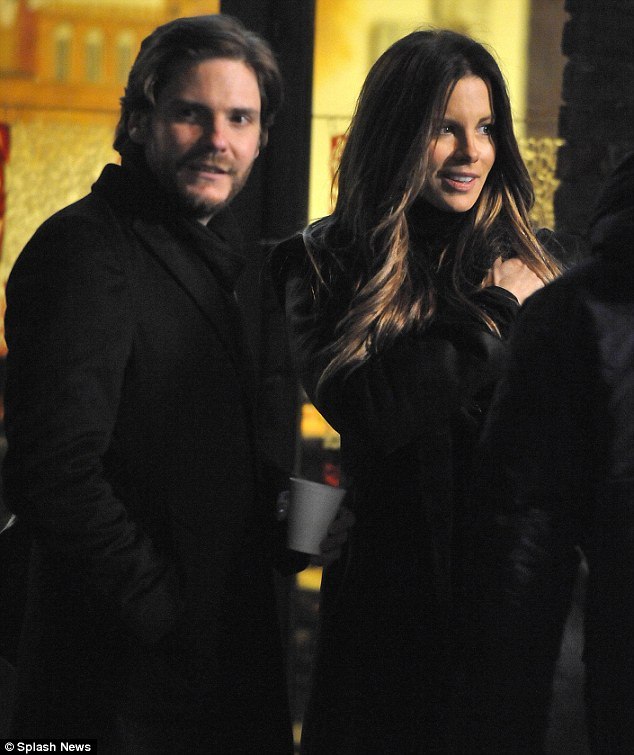 Кейт Бекинсейл. Кейт и Даниэль Брюль на съемках фильма «Лицо ангела» (7 фото)