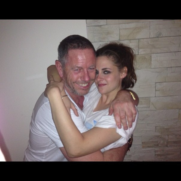 Кристен Стюарт. Кристен со стилистом из Берлина во время похода в боулинг