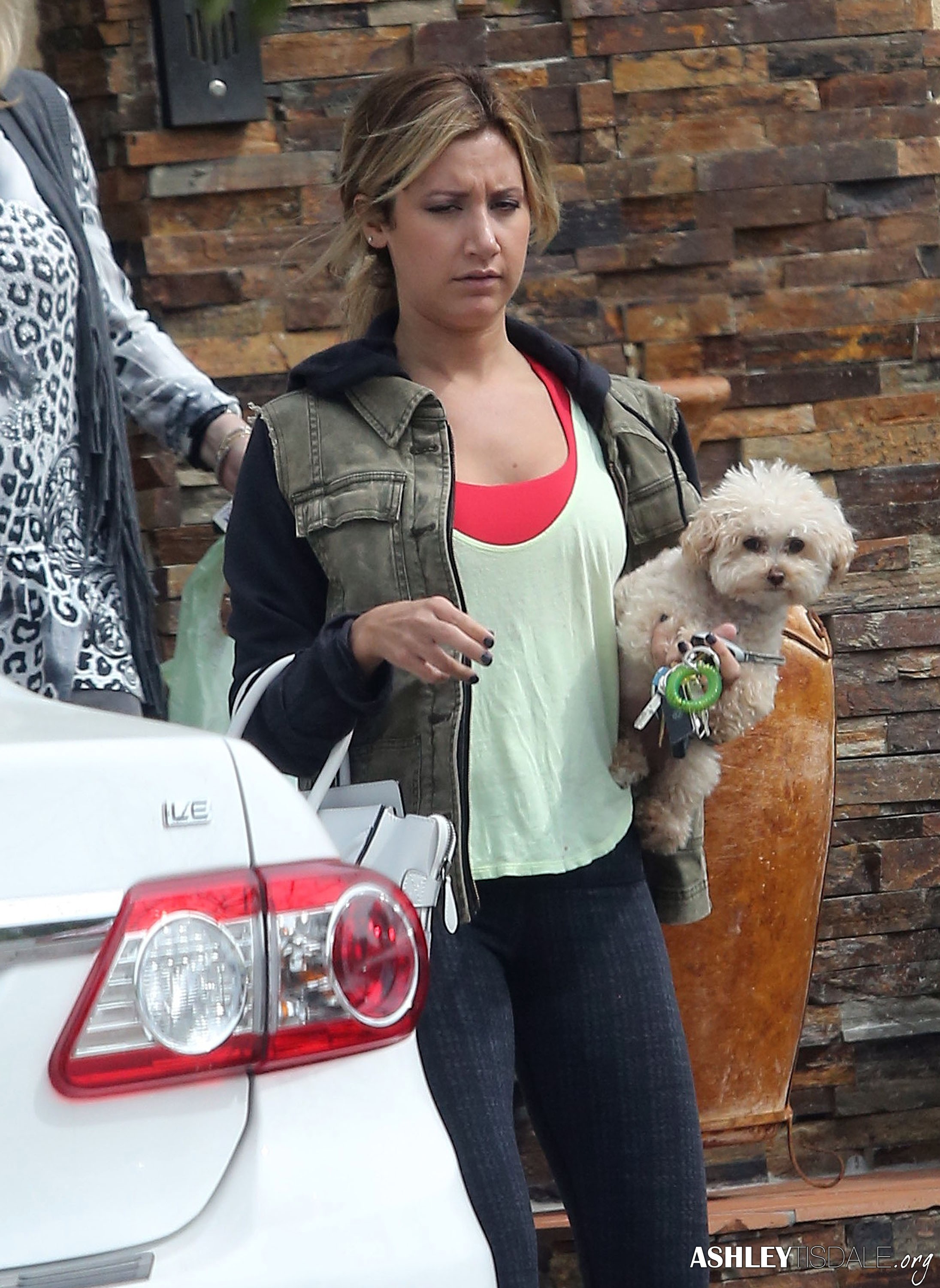 Эшли Тисдейл. Эшли покидает дом родителей в Лос-Анджелесе с мамой и собакой