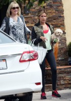 Эшли Тисдейл. Эшли покидает дом родителей в Лос-Анджелесе с мамой и собакой