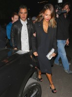 Джессика Альба. Джессика Альба с мужем посетила ресторан в Лос-Анджелесе