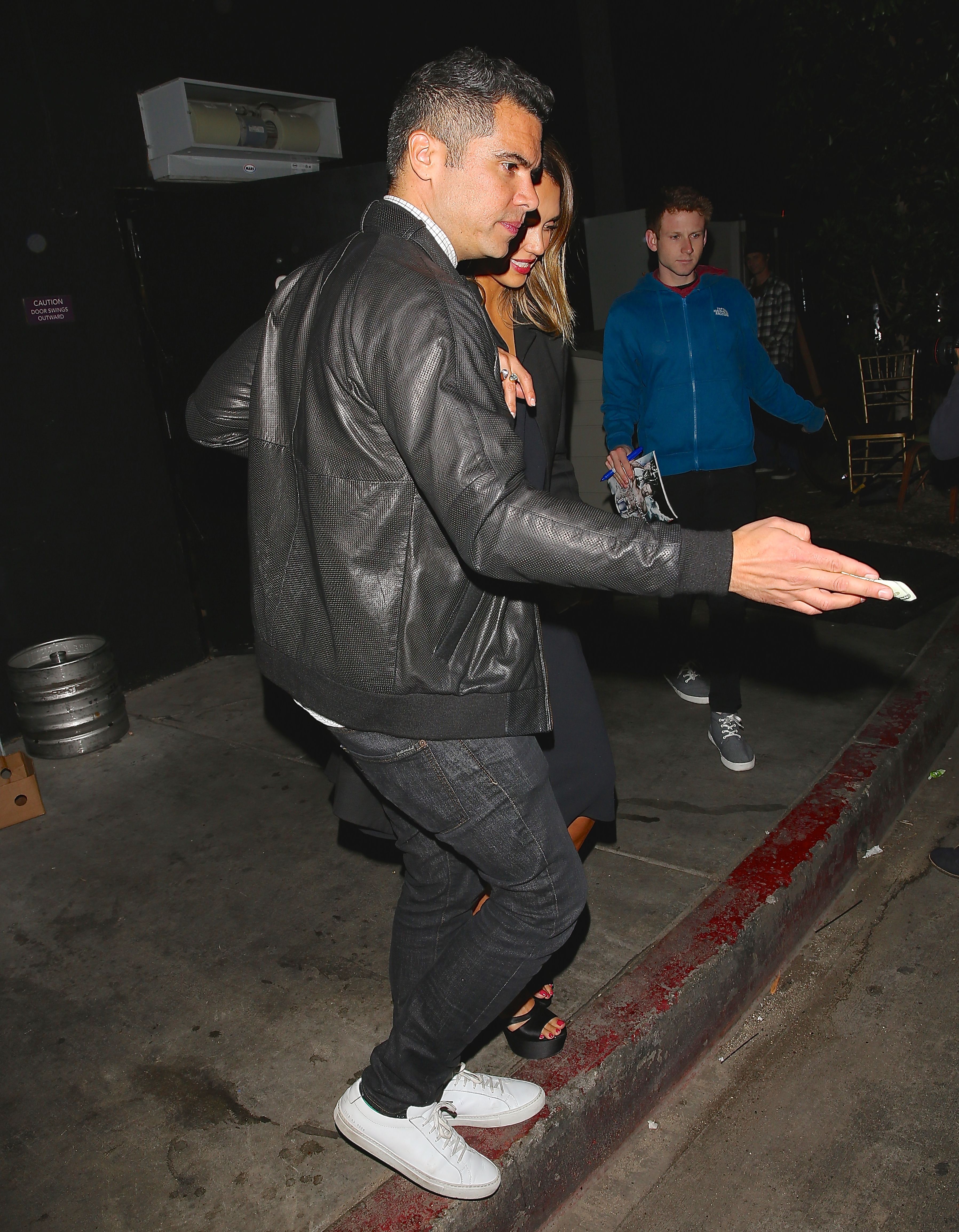 Джессика Альба. Джессика Альба с мужем посетила ресторан в Лос-Анджелесе