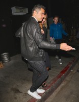 Джессика Альба. Джессика Альба с мужем посетила ресторан в Лос-Анджелесе