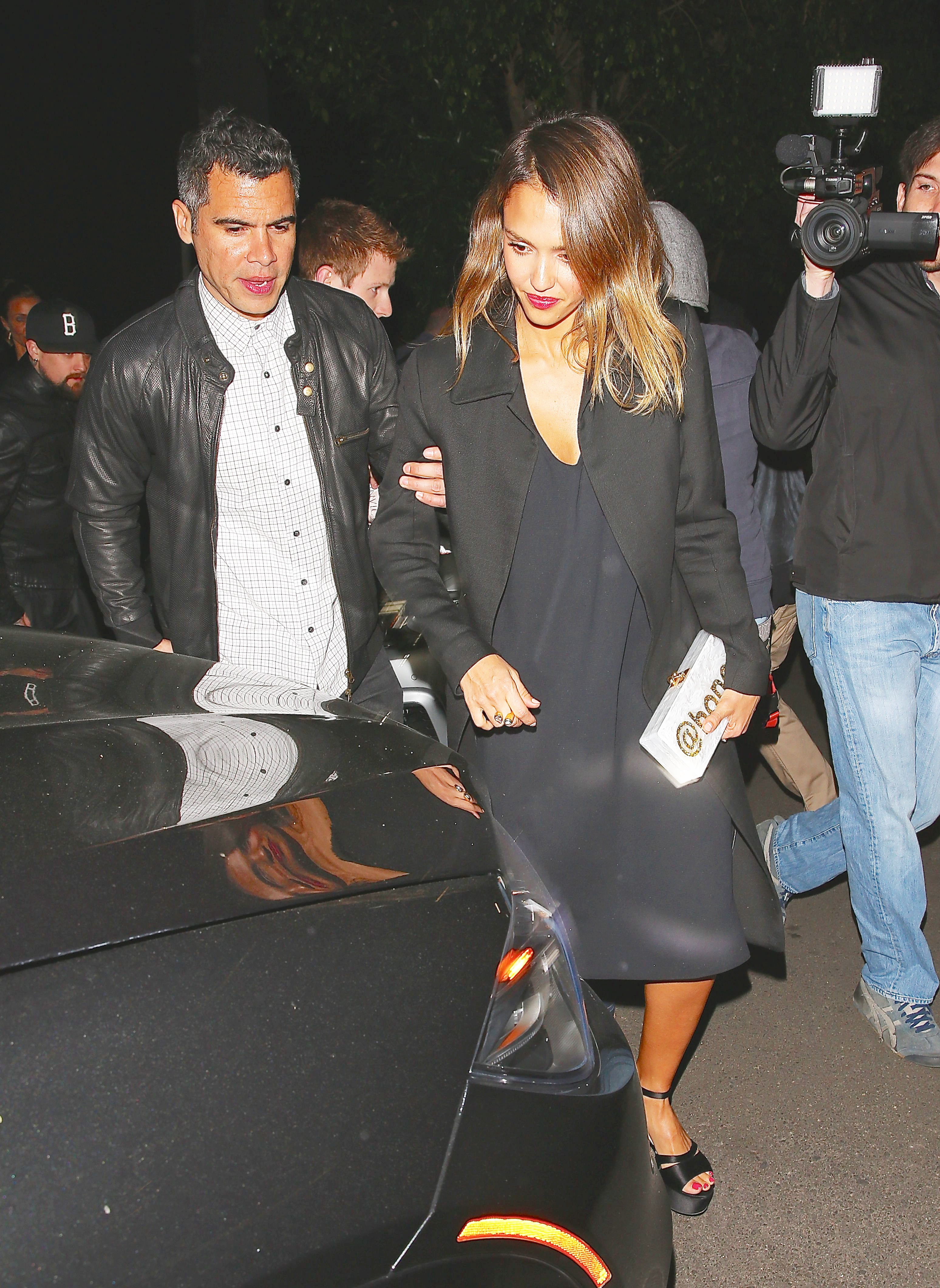 Джессика Альба. Джессика Альба с мужем посетила ресторан в Лос-Анджелесе