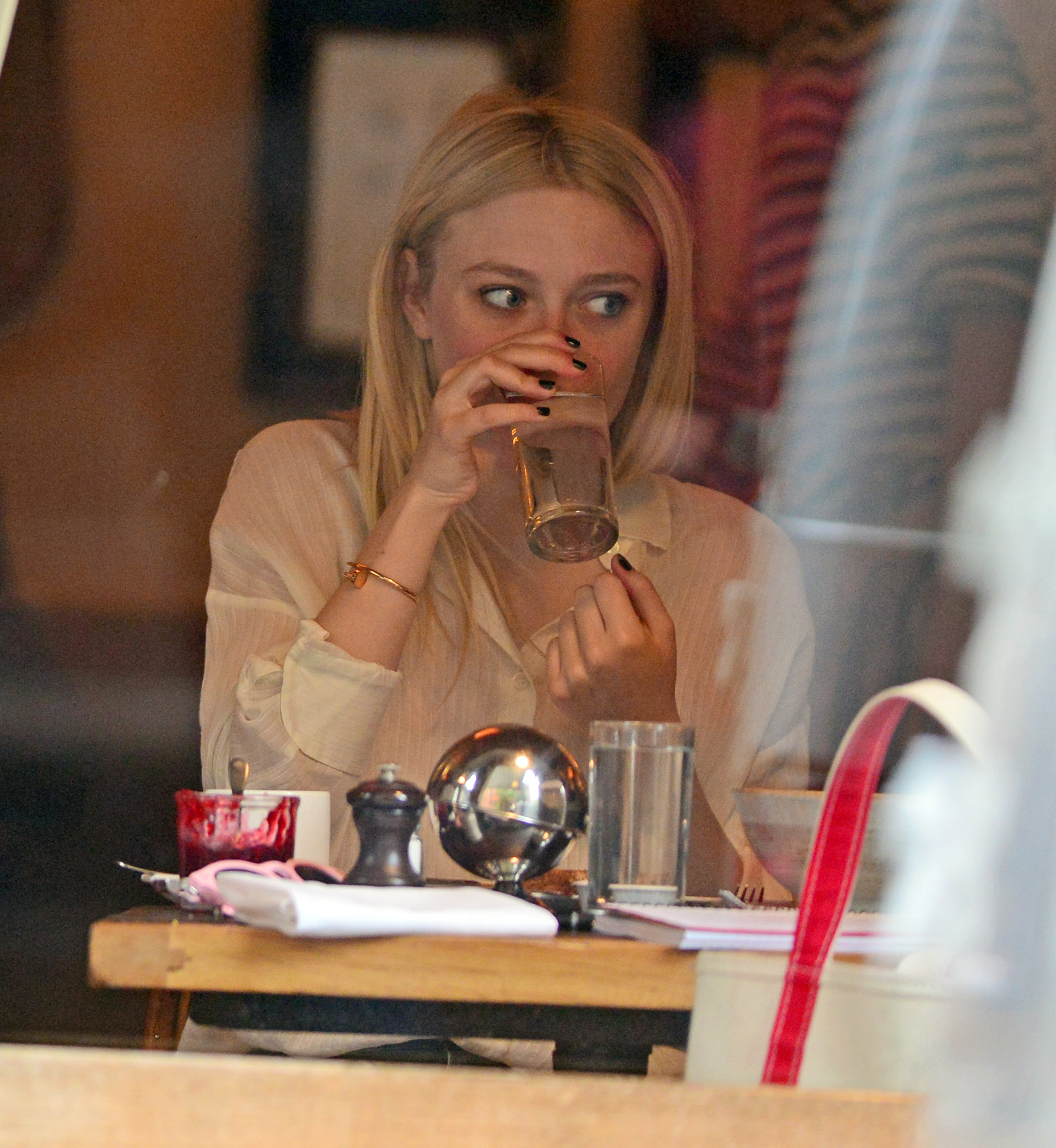 Дакота Фаннинг. Дакота зашла в кафе Cluny, в Вест-Виллидже, перекусить. А после, выходя из кафе попала под дождь.