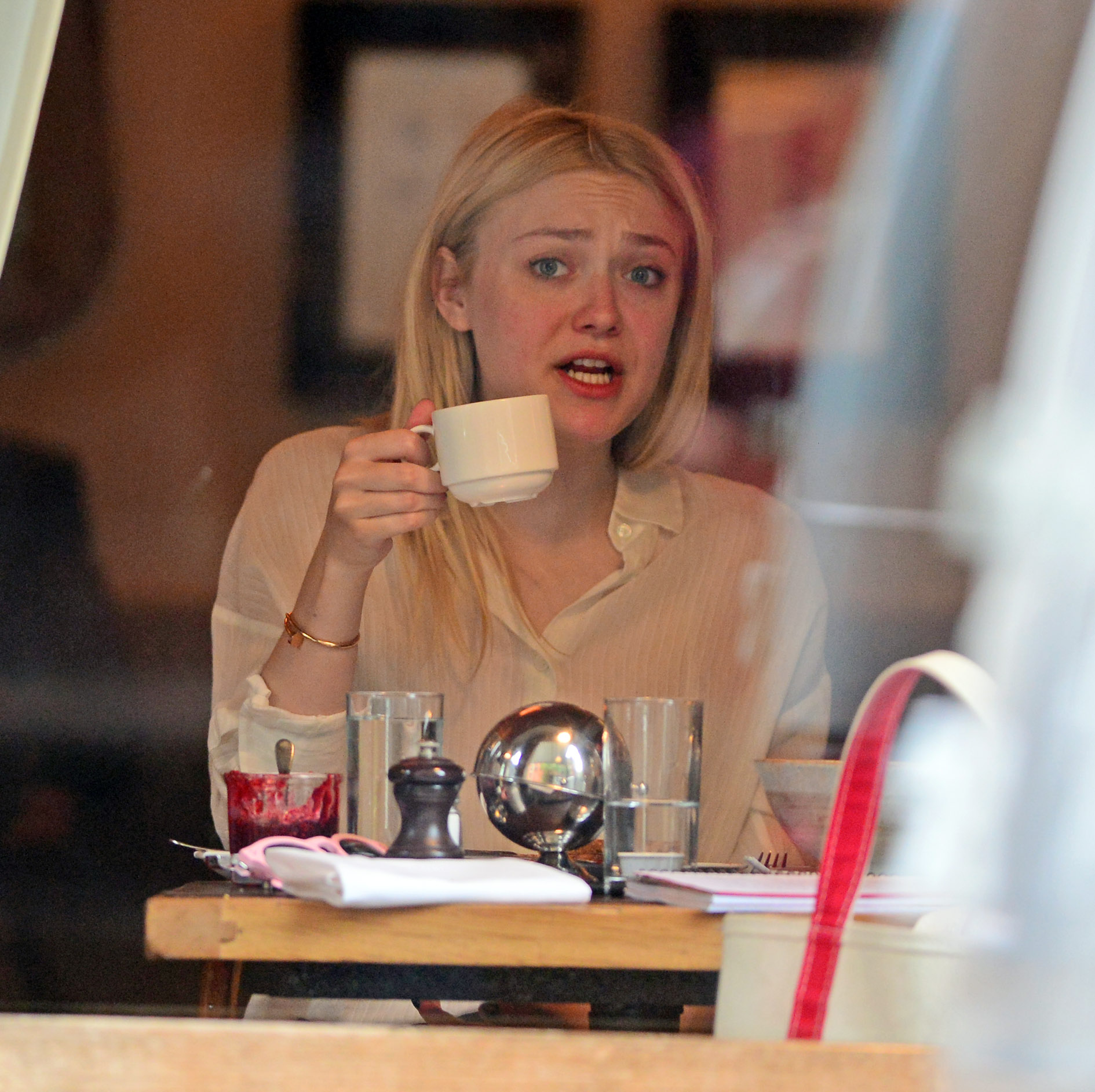 Дакота Фаннинг. Дакота зашла в кафе Cluny, в Вест-Виллидже, перекусить. А после, выходя из кафе попала под дождь.