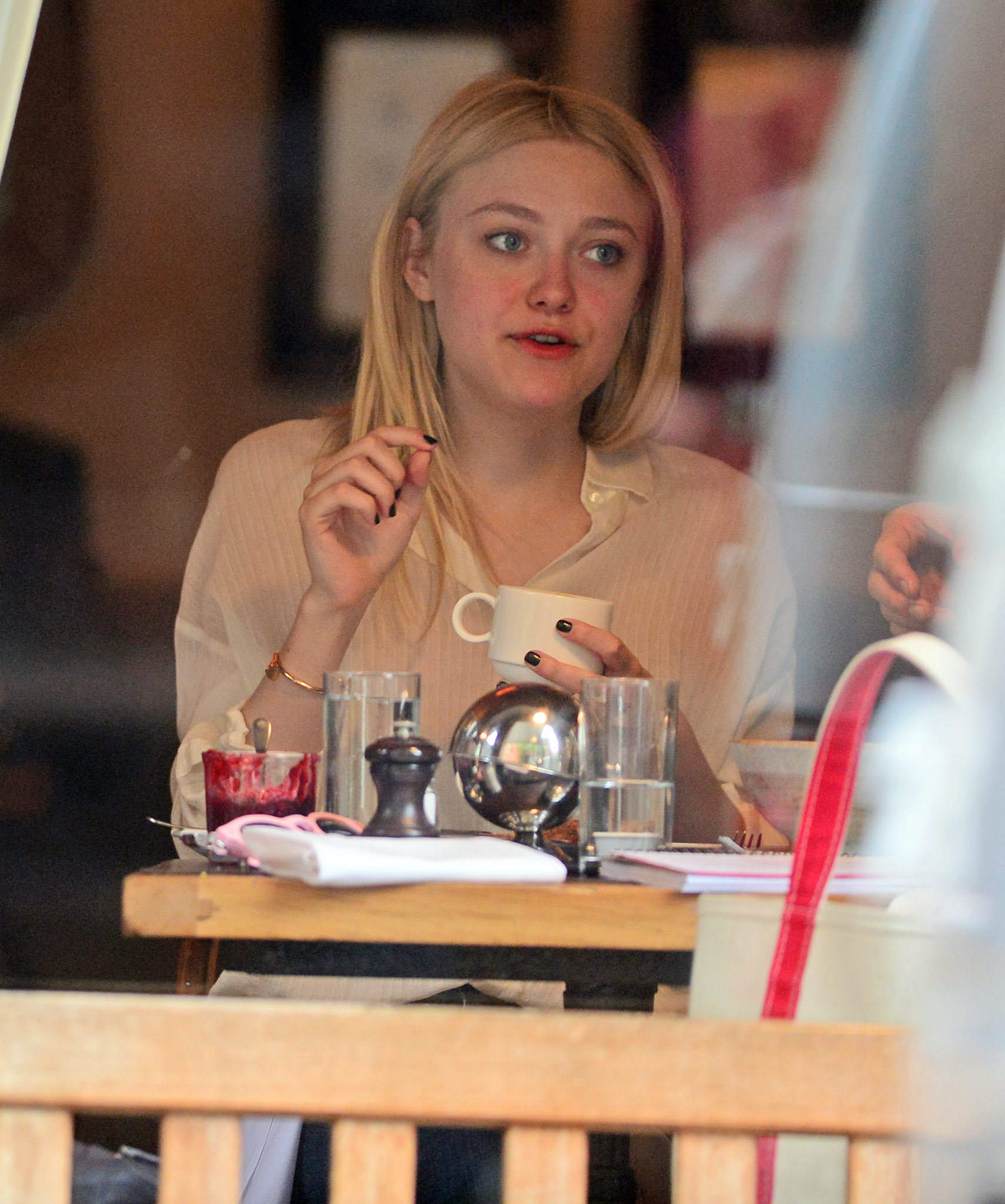 Дакота Фаннинг. Дакота зашла в кафе Cluny, в Вест-Виллидже, перекусить. А после, выходя из кафе попала под дождь.