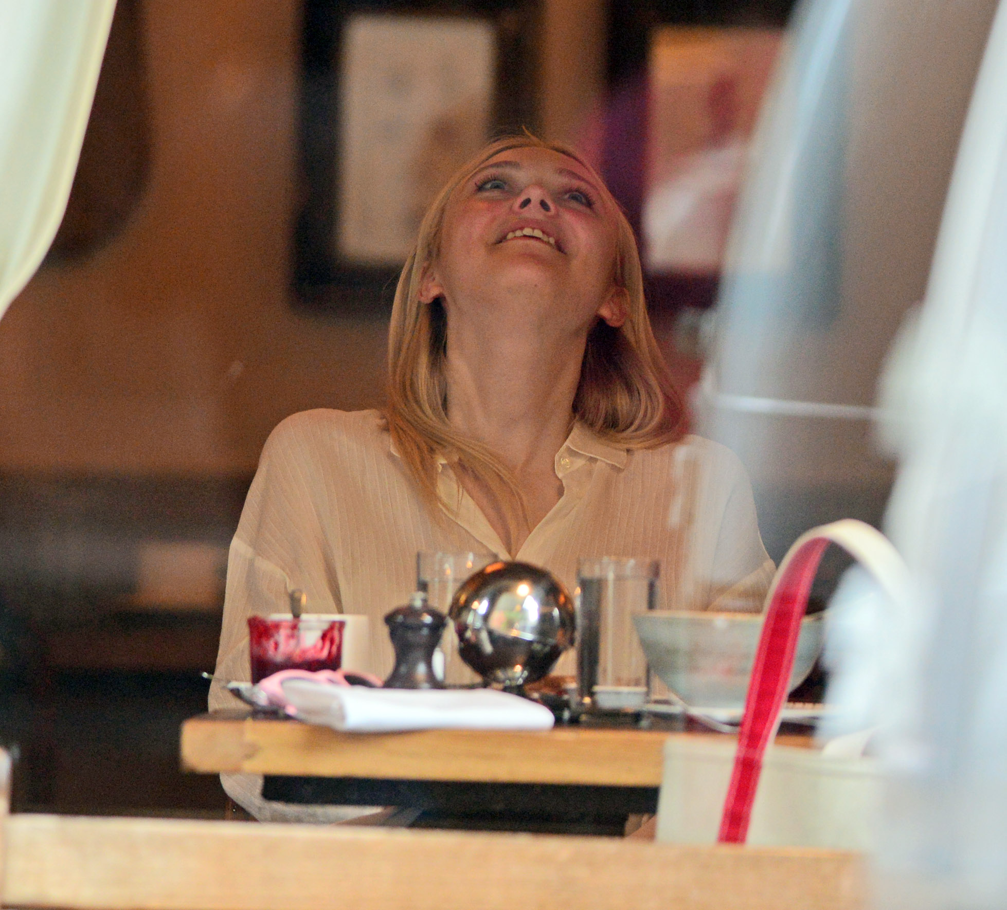 Дакота Фаннинг. Дакота зашла в кафе Cluny, в Вест-Виллидже, перекусить. А после, выходя из кафе попала под дождь.