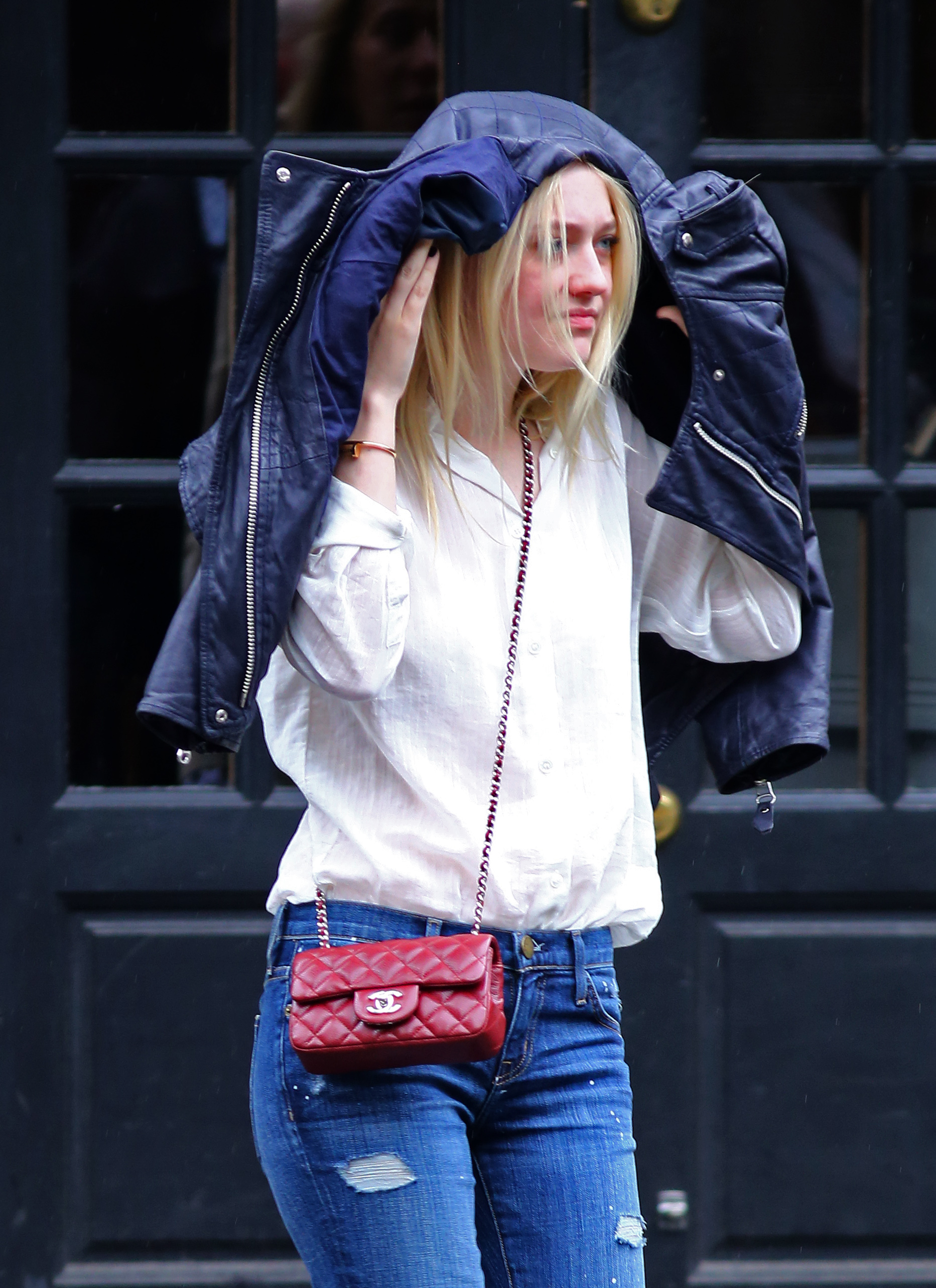 Дакота Фаннинг. Дакота зашла в кафе Cluny, в Вест-Виллидже, перекусить. А после, выходя из кафе попала под дождь.