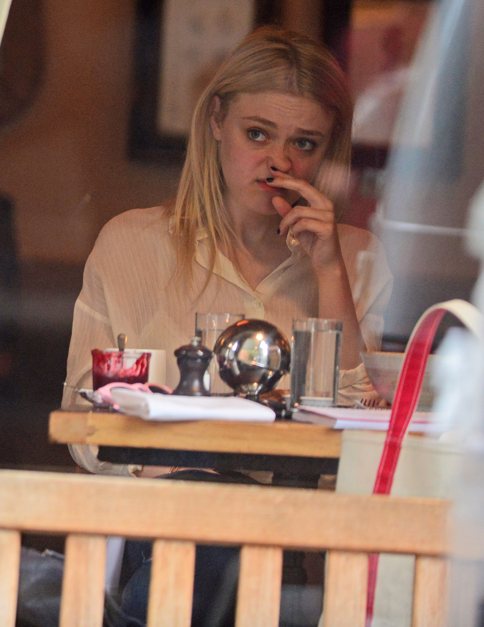 Дакота Фаннинг. Дакота зашла в кафе Cluny, в Вест-Виллидже, перекусить. А после, выходя из кафе попала под дождь.