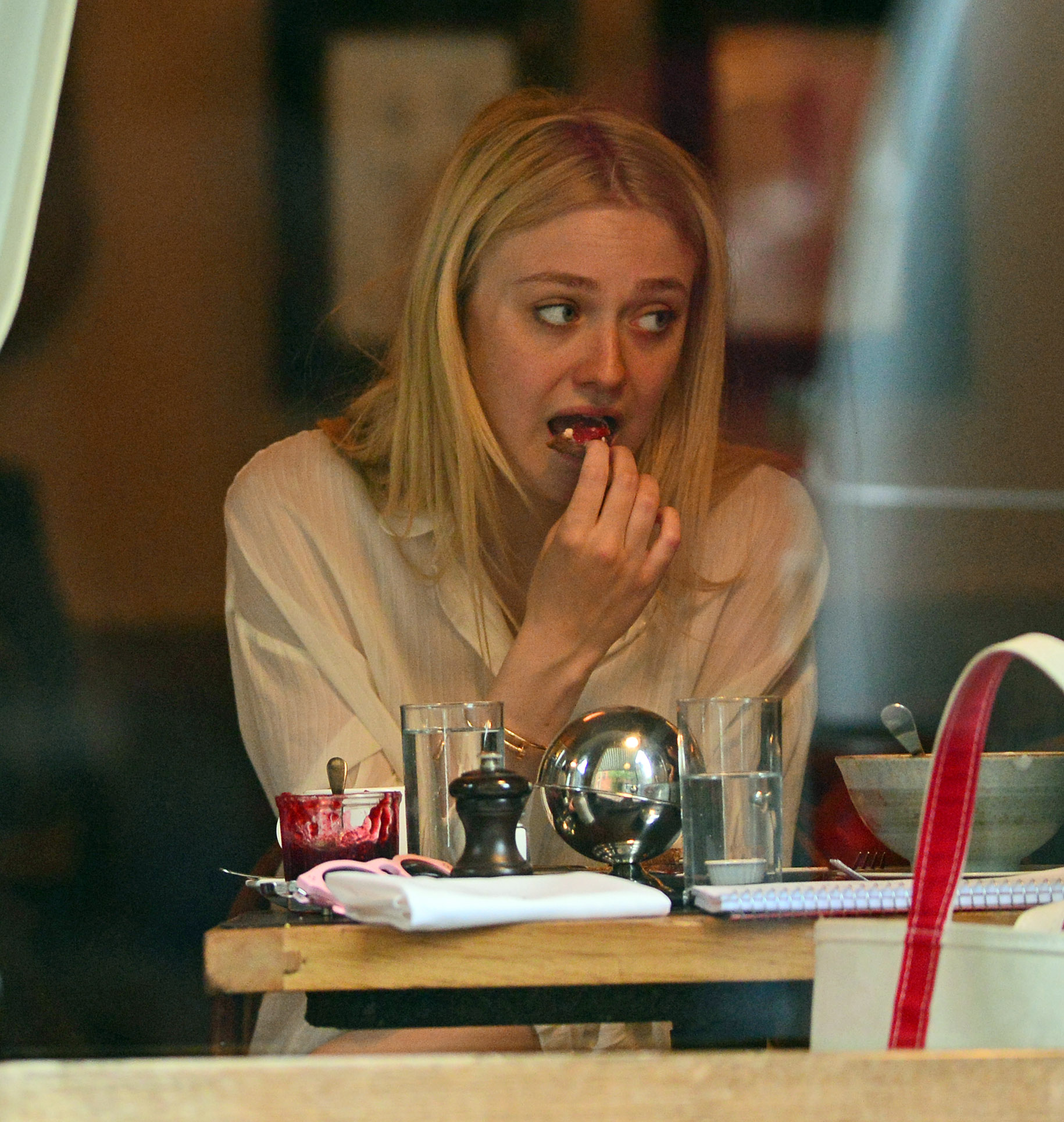 Дакота Фаннинг. Дакота зашла в кафе Cluny, в Вест-Виллидже, перекусить. А после, выходя из кафе попала под дождь.