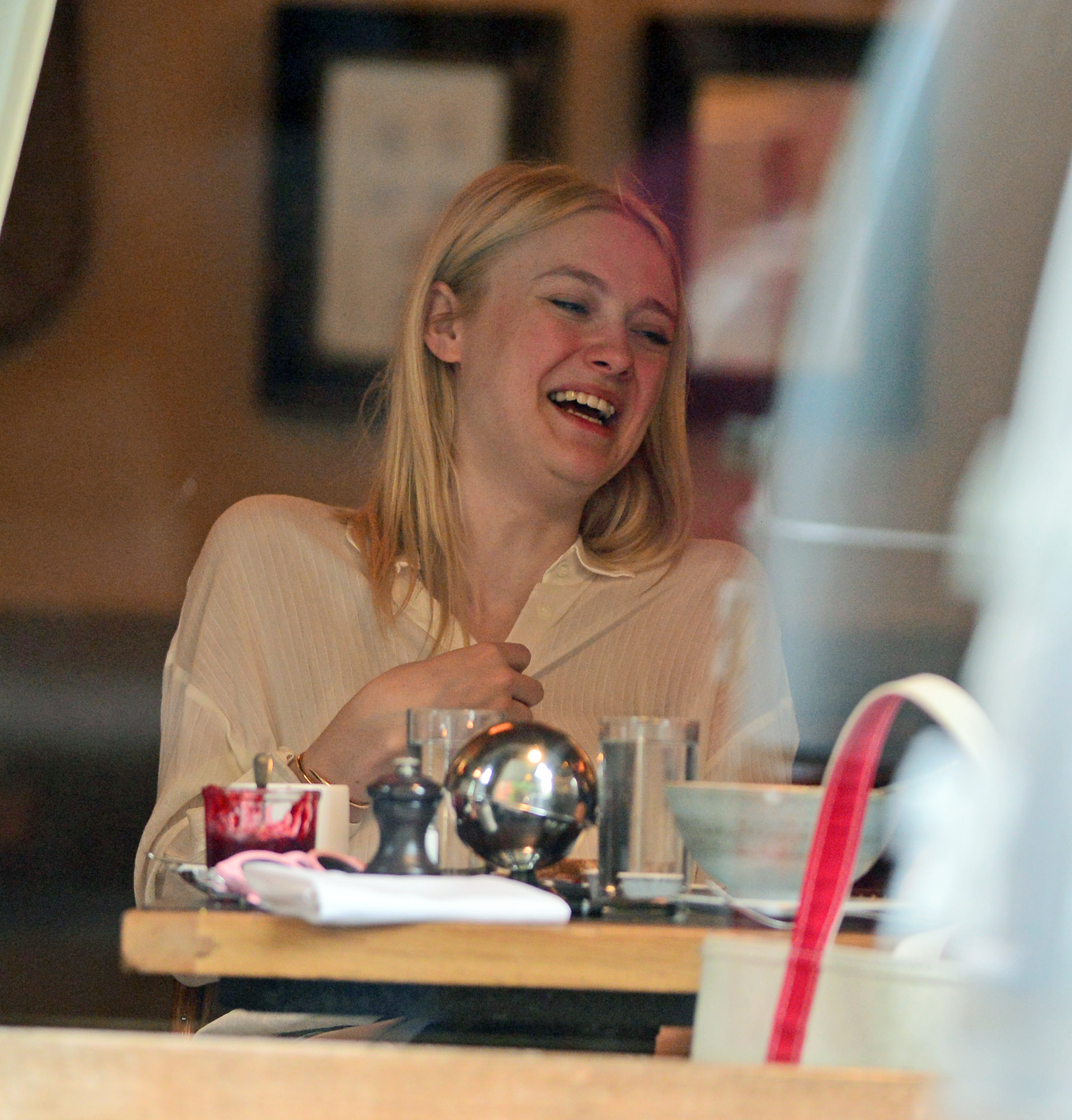 Дакота Фаннинг. Дакота зашла в кафе Cluny, в Вест-Виллидже, перекусить. А после, выходя из кафе попала под дождь.