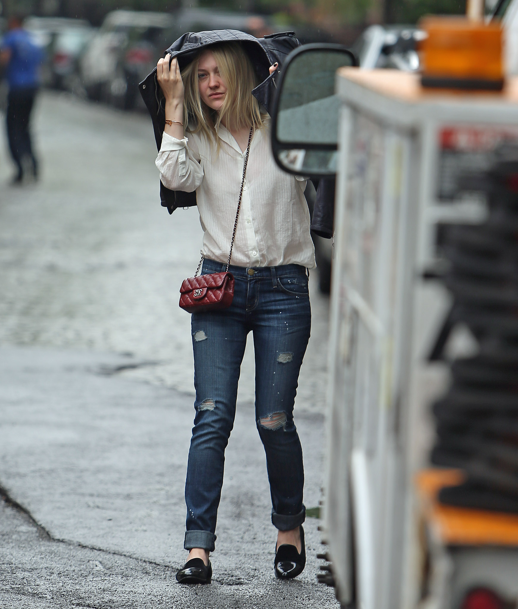 Дакота Фаннинг. Дакота зашла в кафе Cluny, в Вест-Виллидже, перекусить. А после, выходя из кафе попала под дождь.