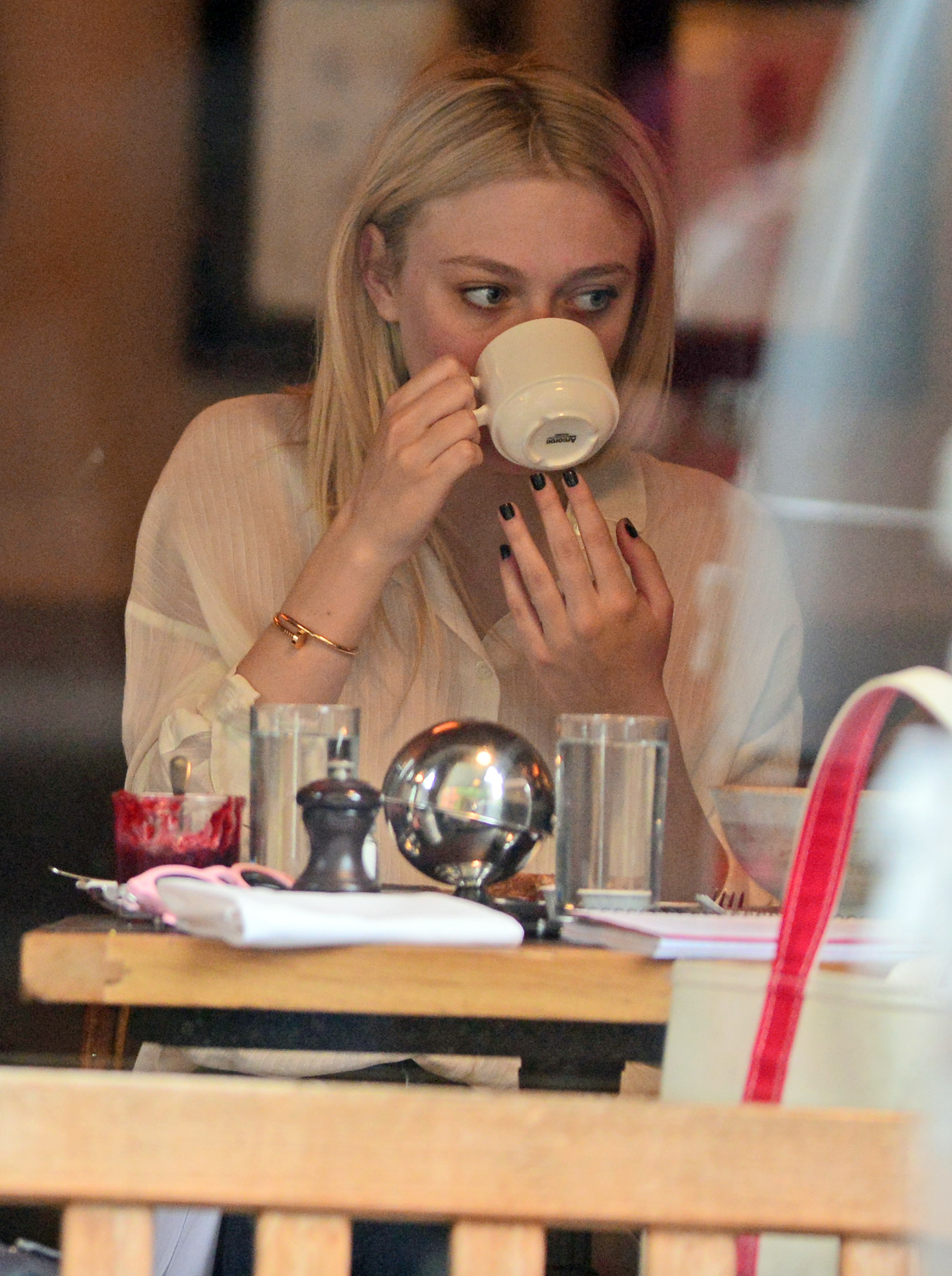 Дакота Фаннинг. Дакота зашла в кафе Cluny, в Вест-Виллидже, перекусить. А после, выходя из кафе попала под дождь.