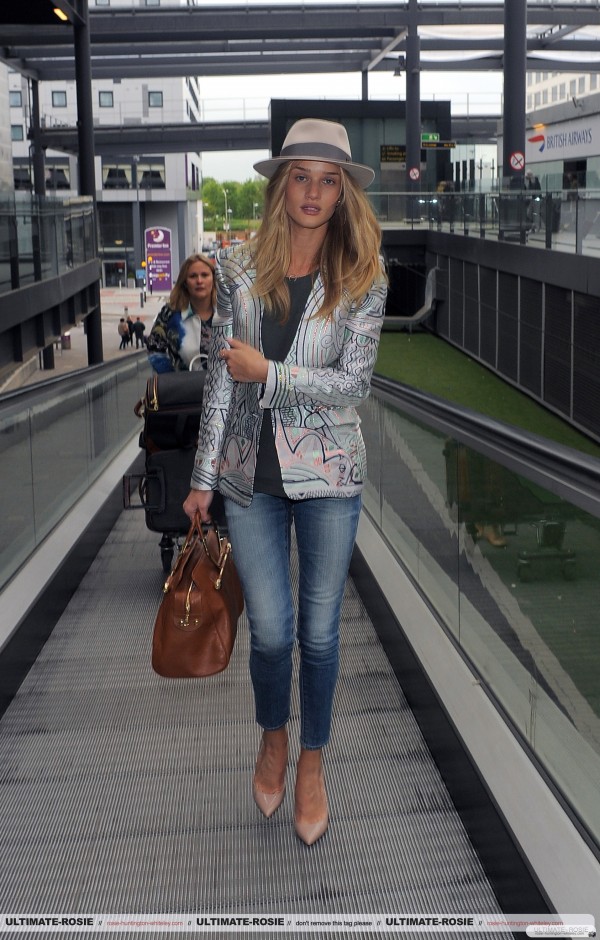 Роузи Хантингтон-Уайтли. Роузи прибывает в аэропорт Гэтвик (часть 1)