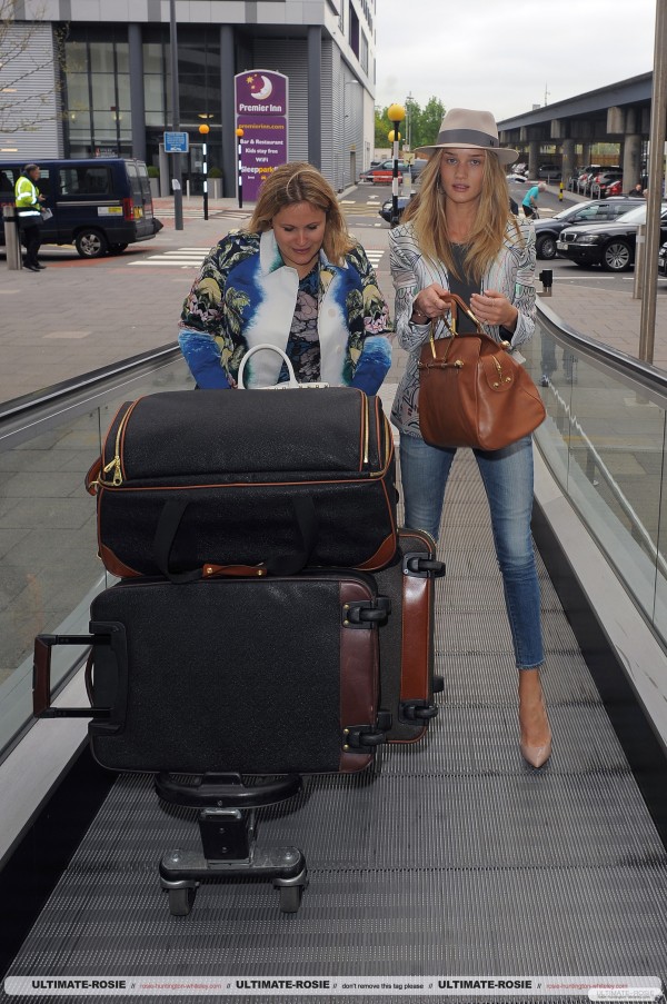 Роузи Хантингтон-Уайтли. Роузи прибывает в аэропорт Гэтвик (часть 1)