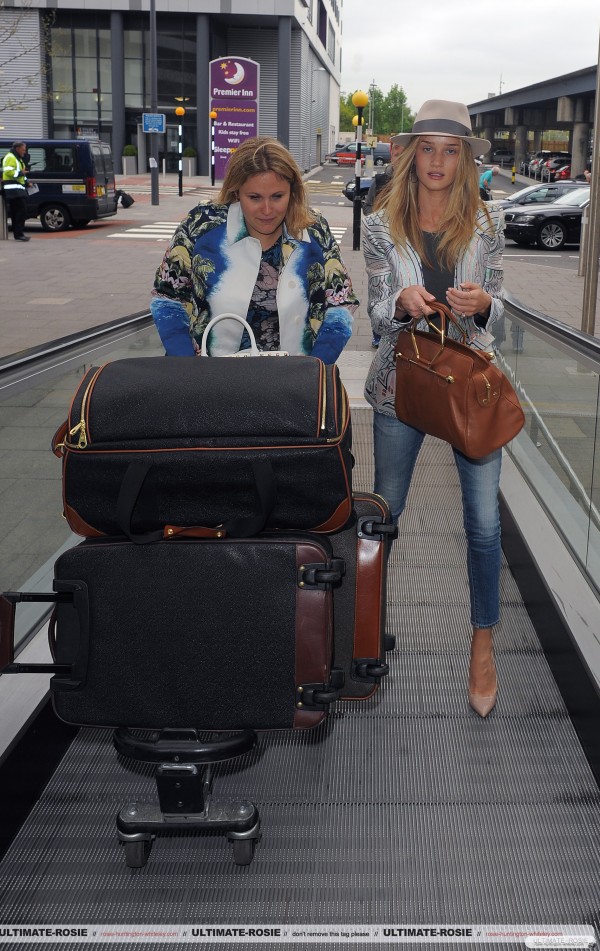 Роузи Хантингтон-Уайтли. Роузи прибывает в аэропорт Гэтвик (часть 1)