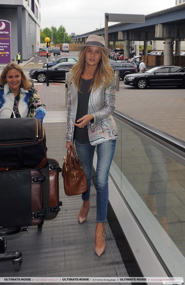 Роузи Хантингтон-Уайтли. Роузи прибывает в аэропорт Гэтвик (часть 1)