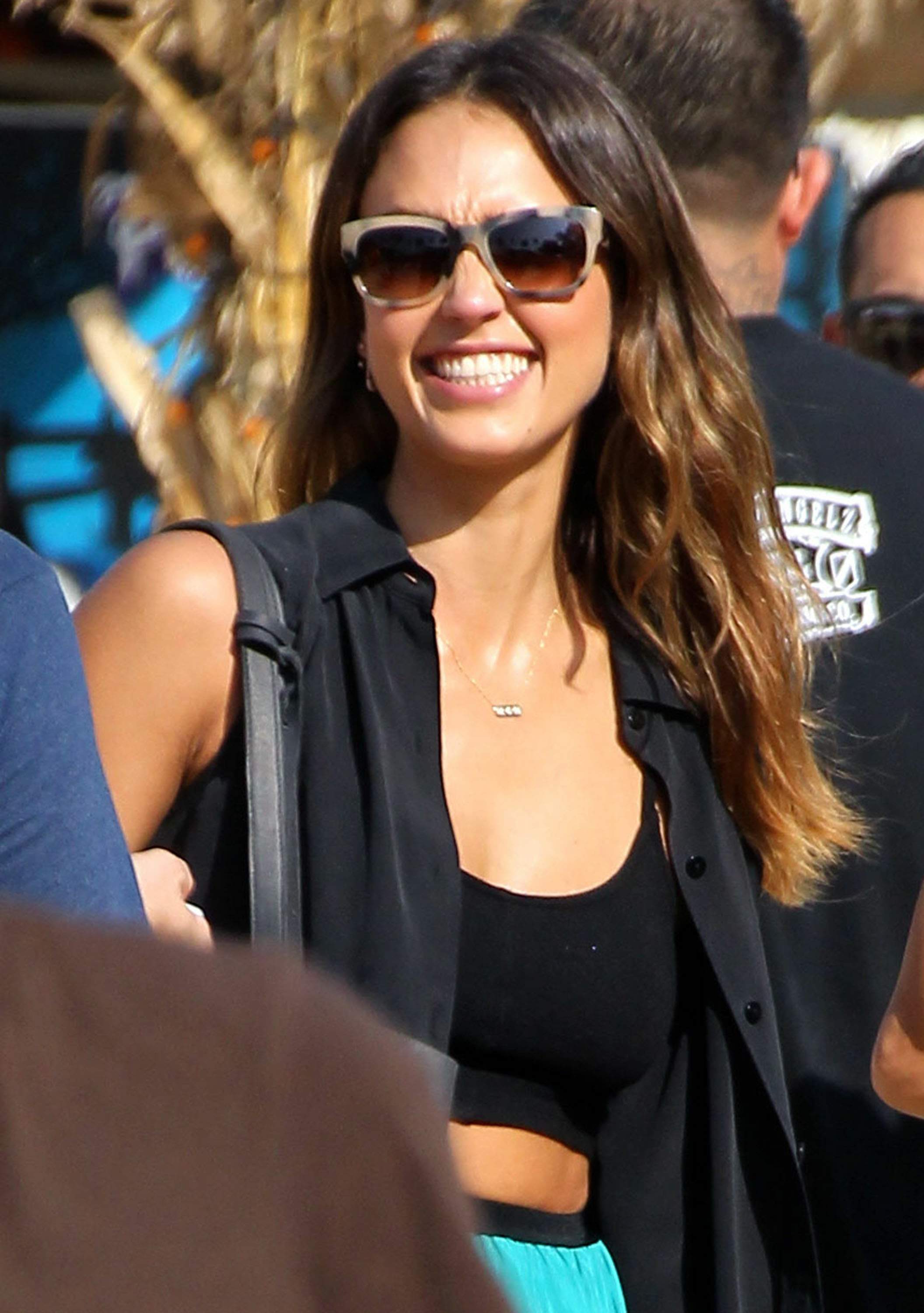 Джессика Альба. Джессика Альба с семьей посетила тыквенную ярмарку "Mr. Bones Pumpkin Patch"