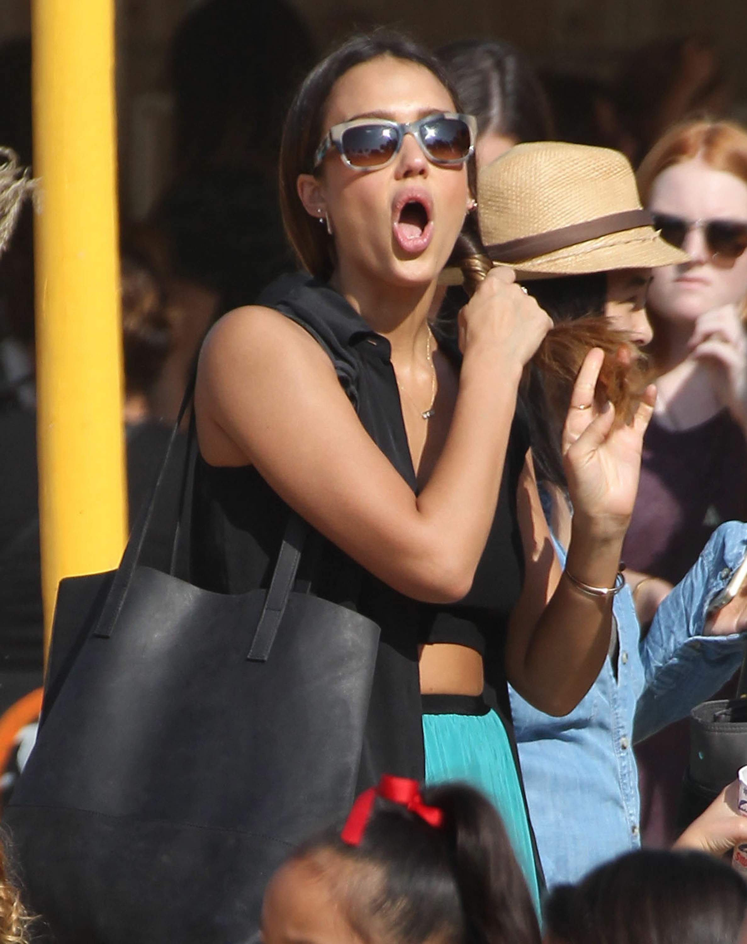 Джессика Альба. Джессика Альба с семьей посетила тыквенную ярмарку "Mr. Bones Pumpkin Patch"