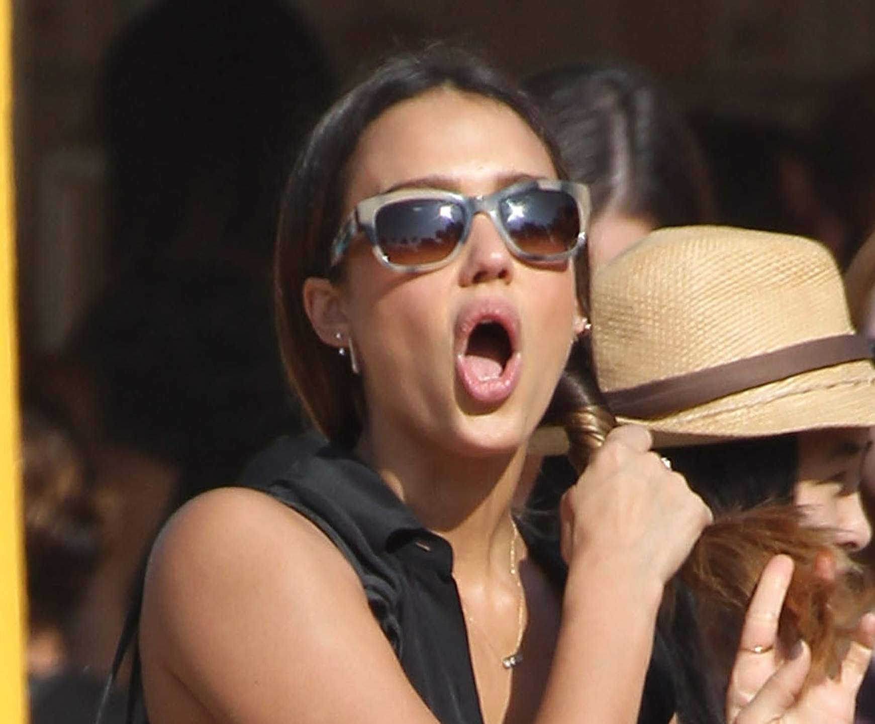 Джессика Альба. Джессика Альба с семьей посетила тыквенную ярмарку "Mr. Bones Pumpkin Patch"