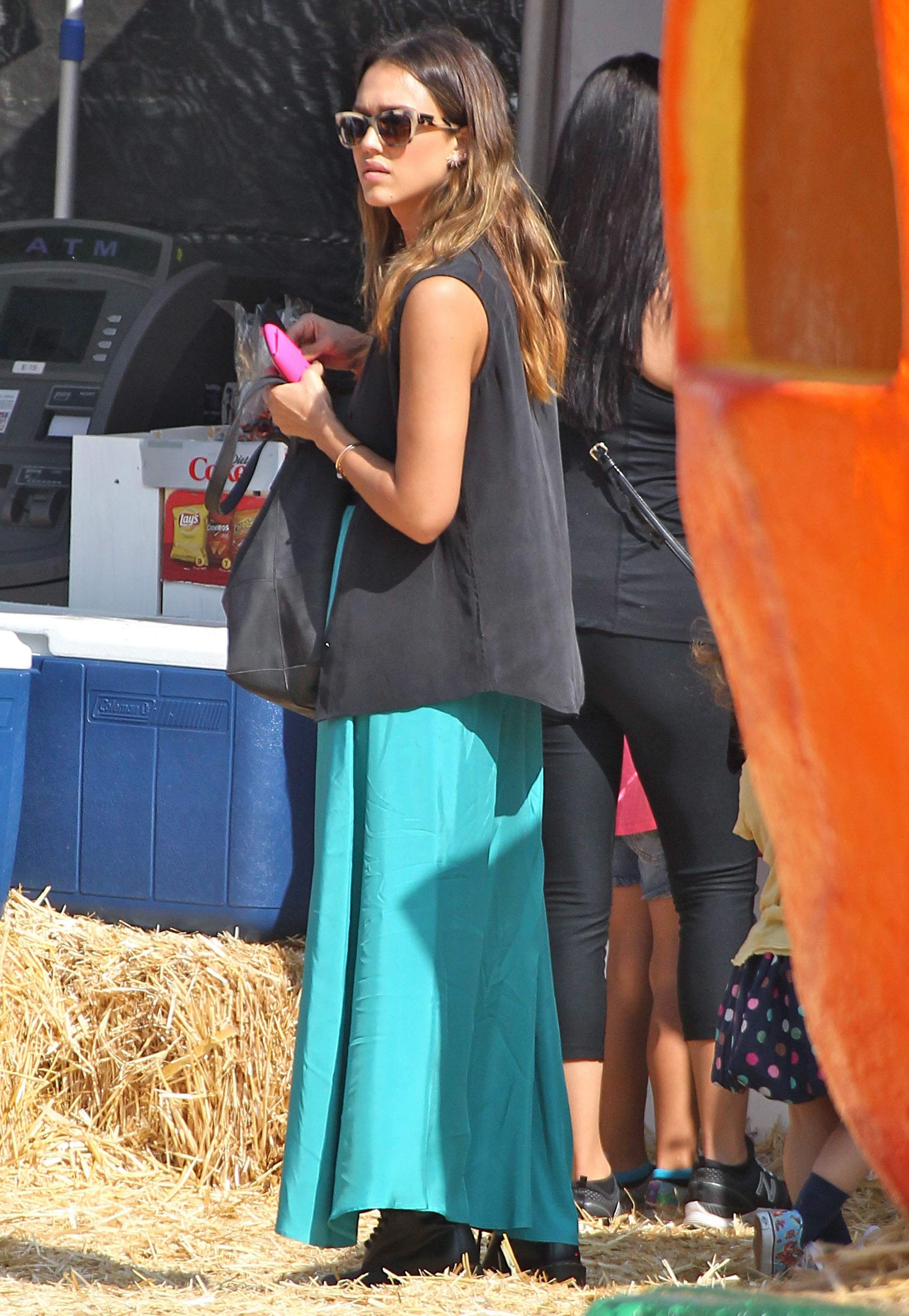 Джессика Альба. Джессика Альба с семьей посетила тыквенную ярмарку "Mr. Bones Pumpkin Patch"