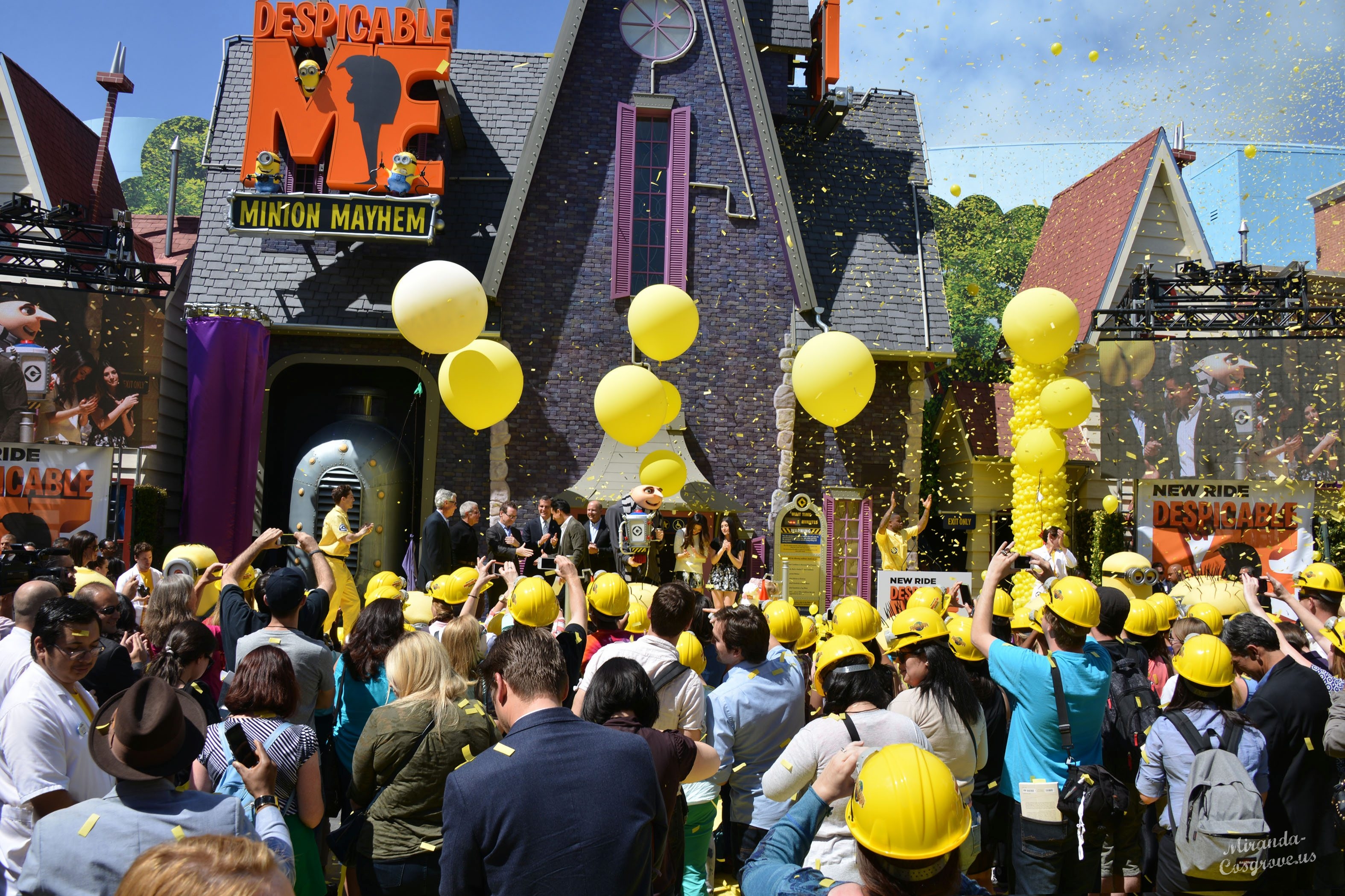 Миранда Косгроув. Despicable Me Minion Mayhem Ride открытие в Юниверсал Студиос Голливуд