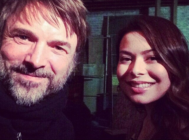 Миранда Косгроув. В инстаграме выложили фото со съёмок злоумышленников