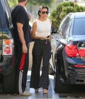 Ева Лонгория. 16 октября 2013 - Ева Лонгория  наслаждается ароматом утреннего  кофе, Голливуд.