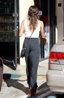 Ева Лонгория. 16 октября 2013 - Ева Лонгория остановилась чтобы купить кофе и снять денег с ATM, Голливуд.