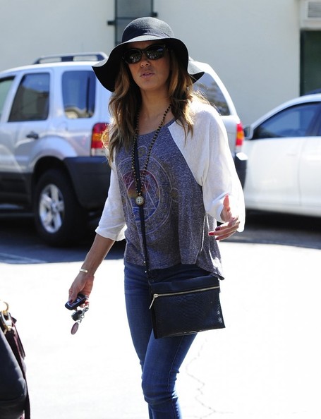 Ева Лонгория. 15 октября 2013 - Ева Лонгория  с друзьями в Cafe Med