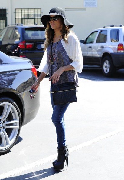 Ева Лонгория. 15 октября 2013 - Ева Лонгория  с друзьями в Cafe Med