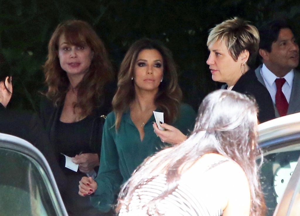 Ева Лонгория. 14 октября  2013 - Ева Лонгория покидает отель Four Seasons в Лос-Анджелесе.