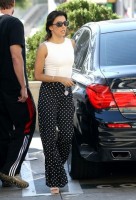 Ева Лонгория. 16 октября 2013 - Ева Лонгория остановилась чтобы купить кофе и снять денег с ATM, Голливуд.